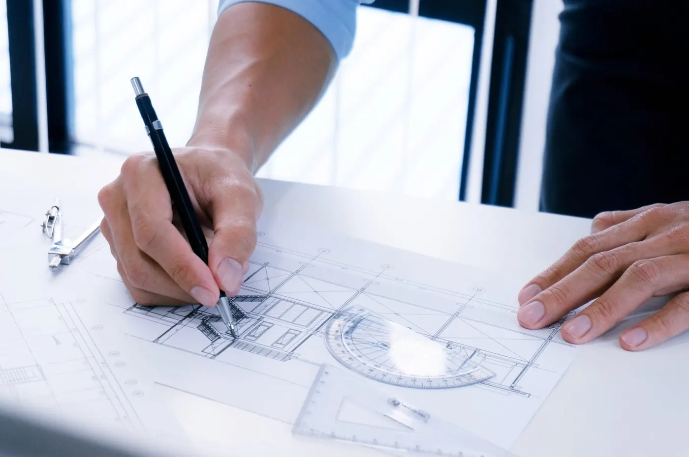 Architecte dessinant un plan de modernisation.