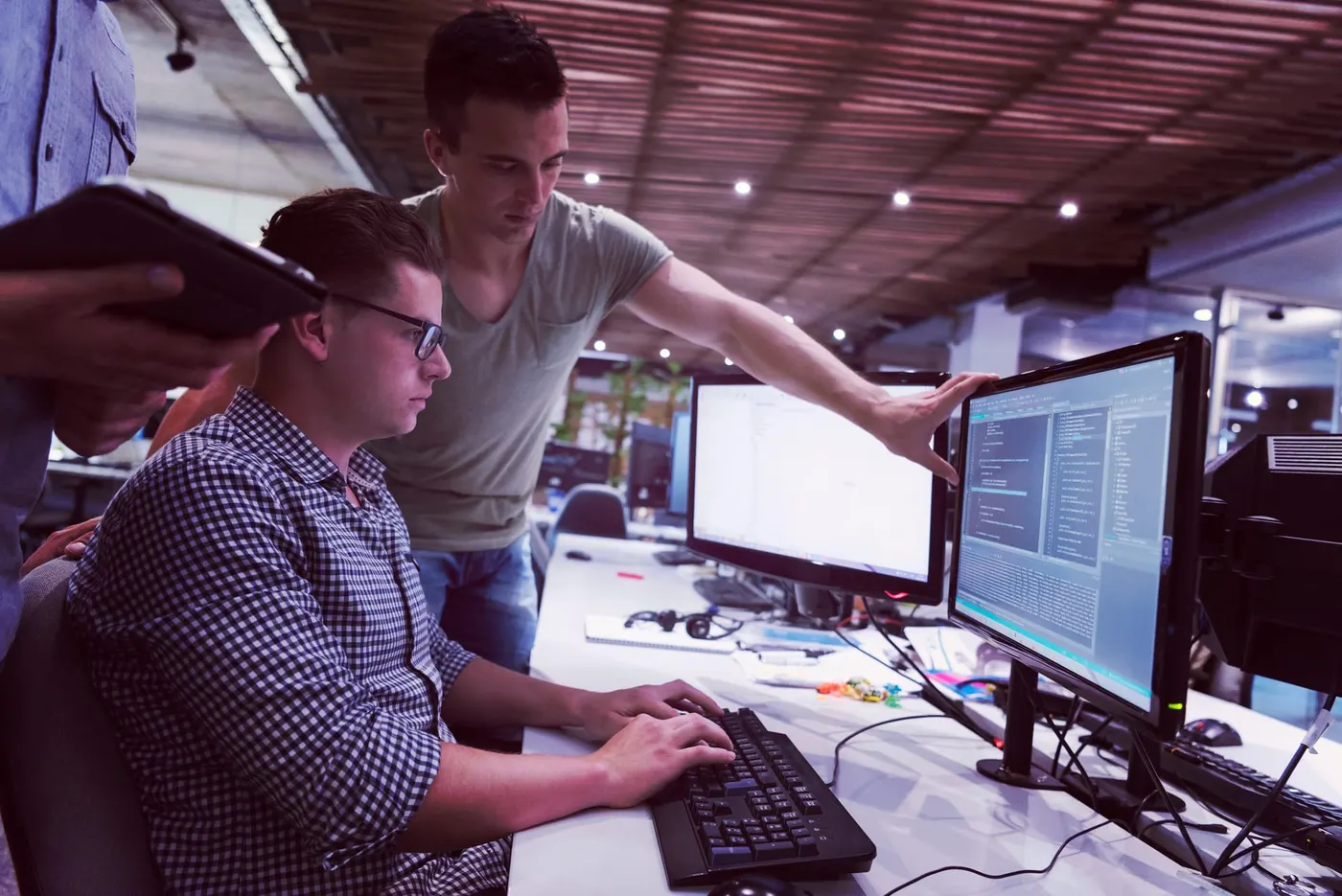 Professionnels connectant des systèmes via une API IA.