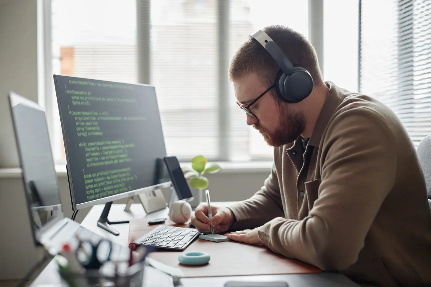 Métaphore d'un appel API dans un bureau parisien.