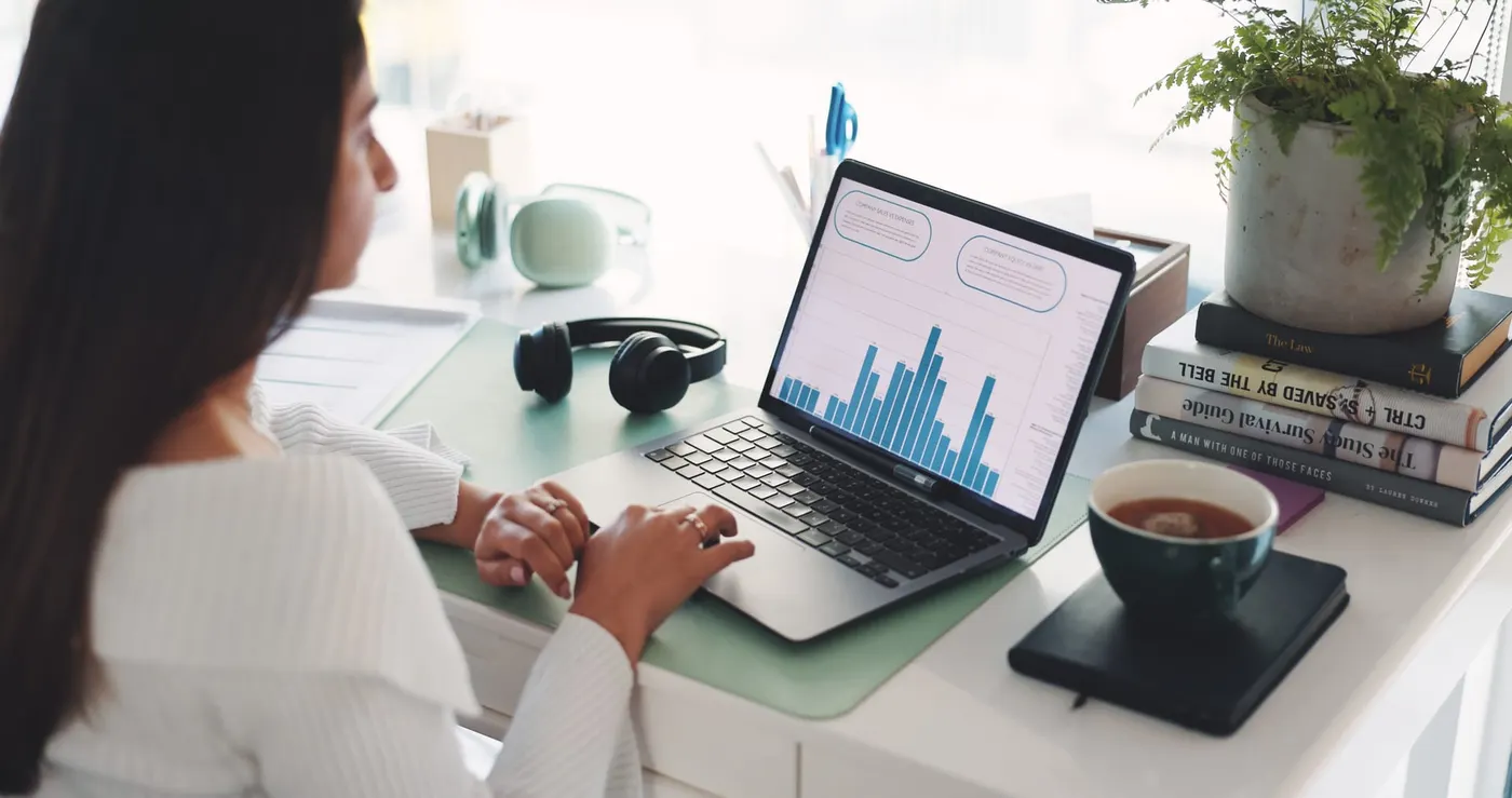 Dirigeante consultant un tableau de suivi des gains sur son ordinateur