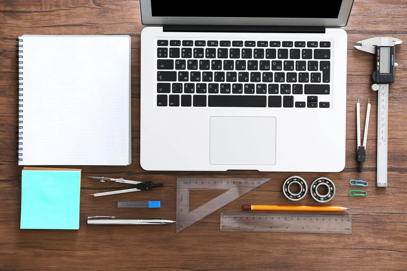 Outils de précision organisés sur un établi.