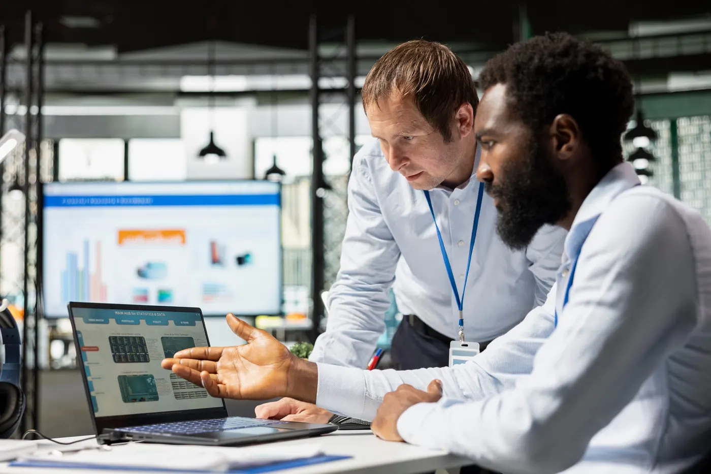 Ingénieurs analysant une infrastructure applicative avec une IA.