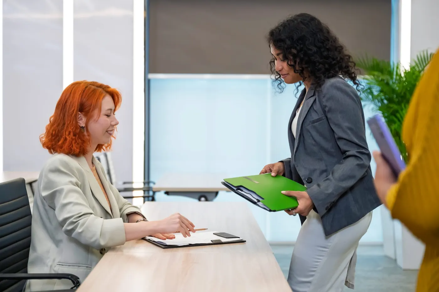 Manager RH en entretien avec un nouvel employé.