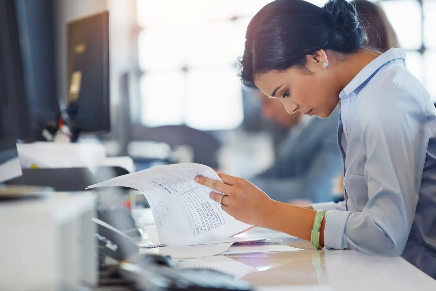 Collaboratrice comptable traitant des factures fournisseurs sur son poste de travail