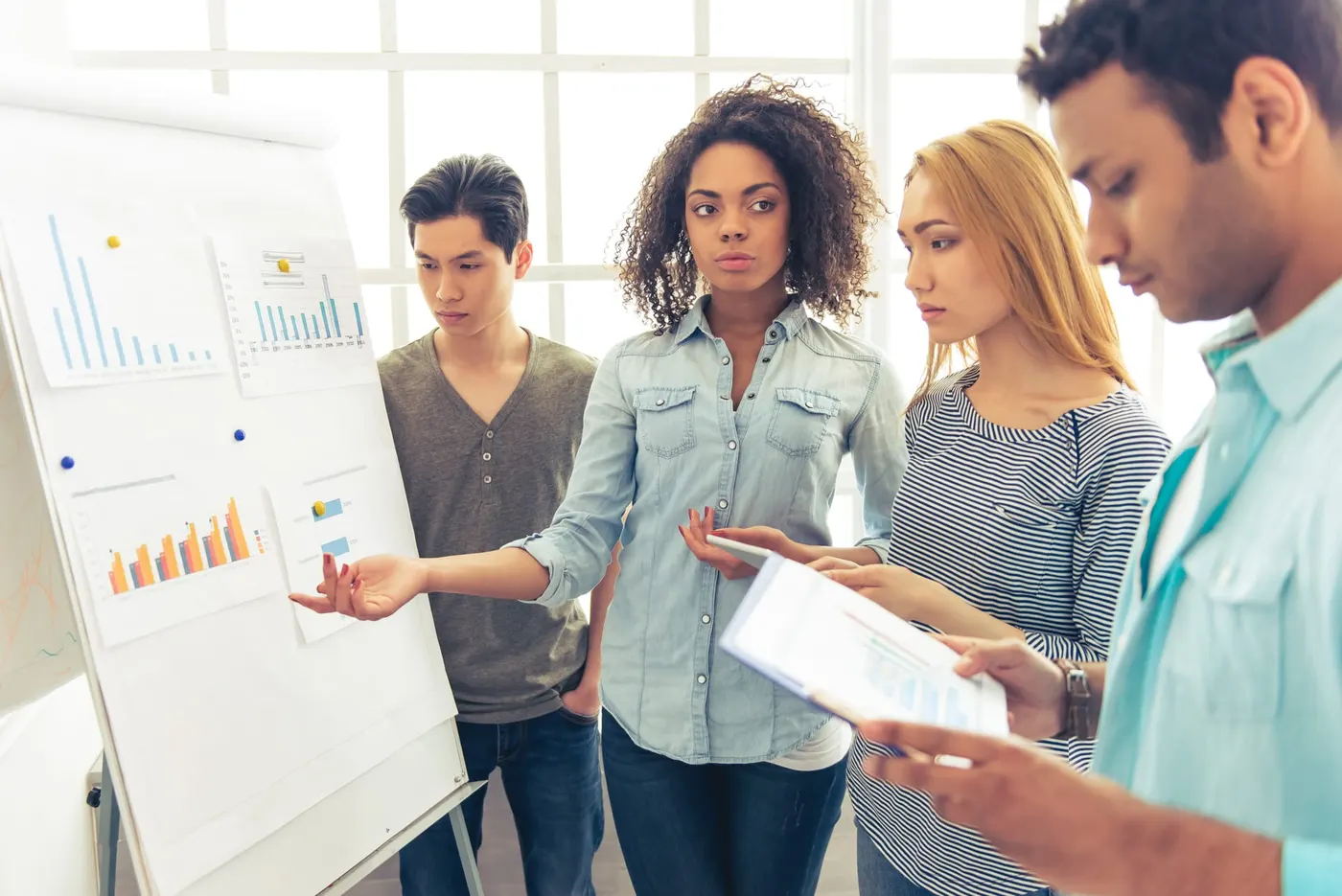 Équipe analysant un processus métier.