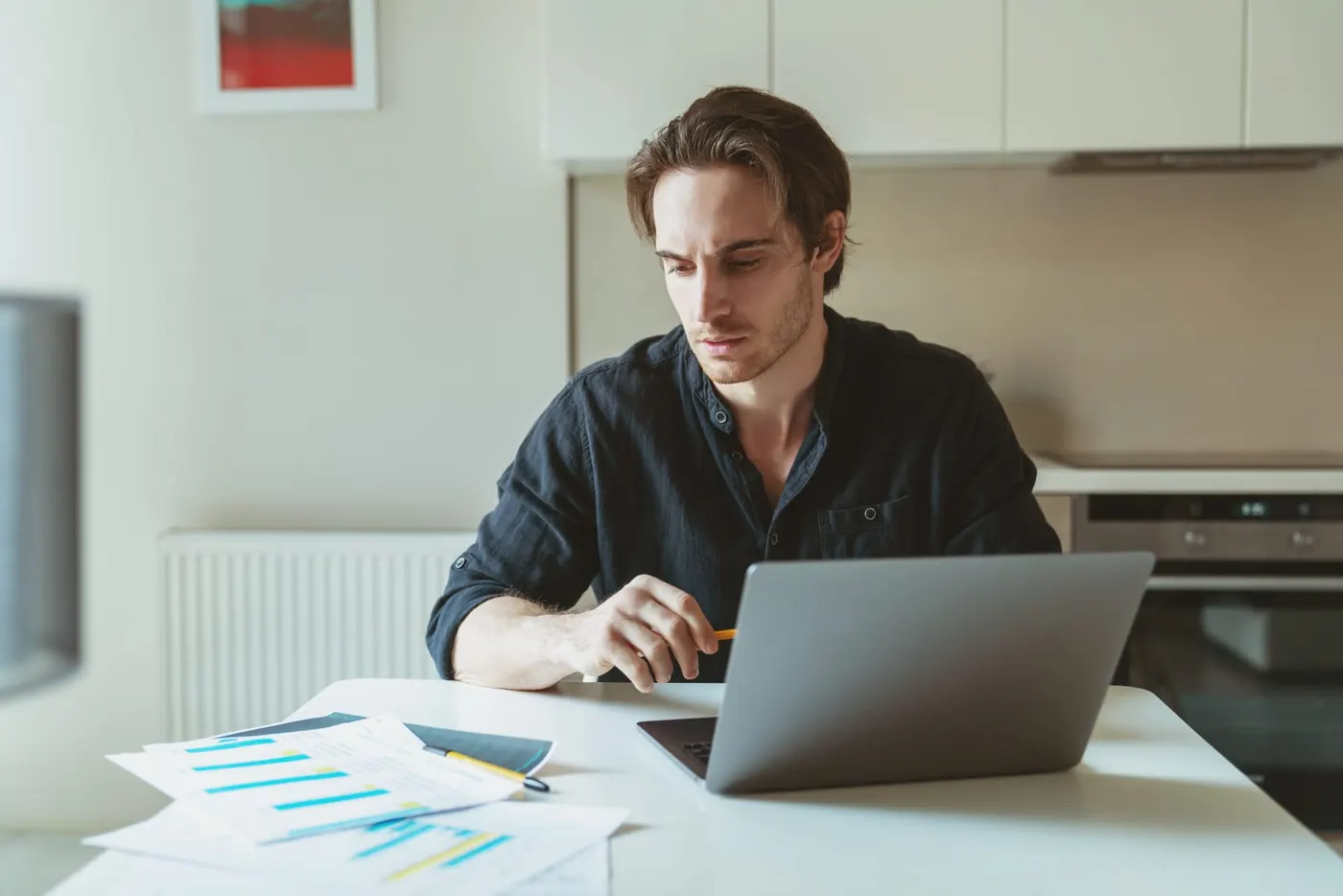 Balance comparant deux options sur un bureau