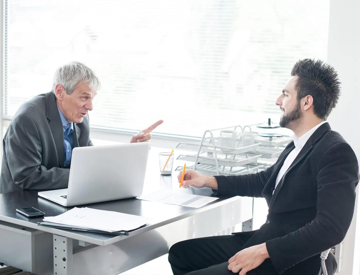Collaboration stratégique entre deux experts IA