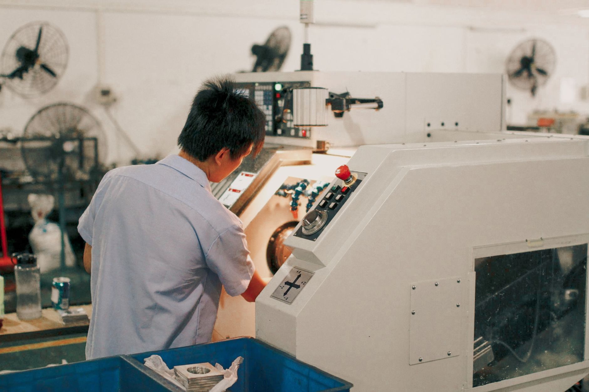 Collaboration homme-machine dans un atelier français.