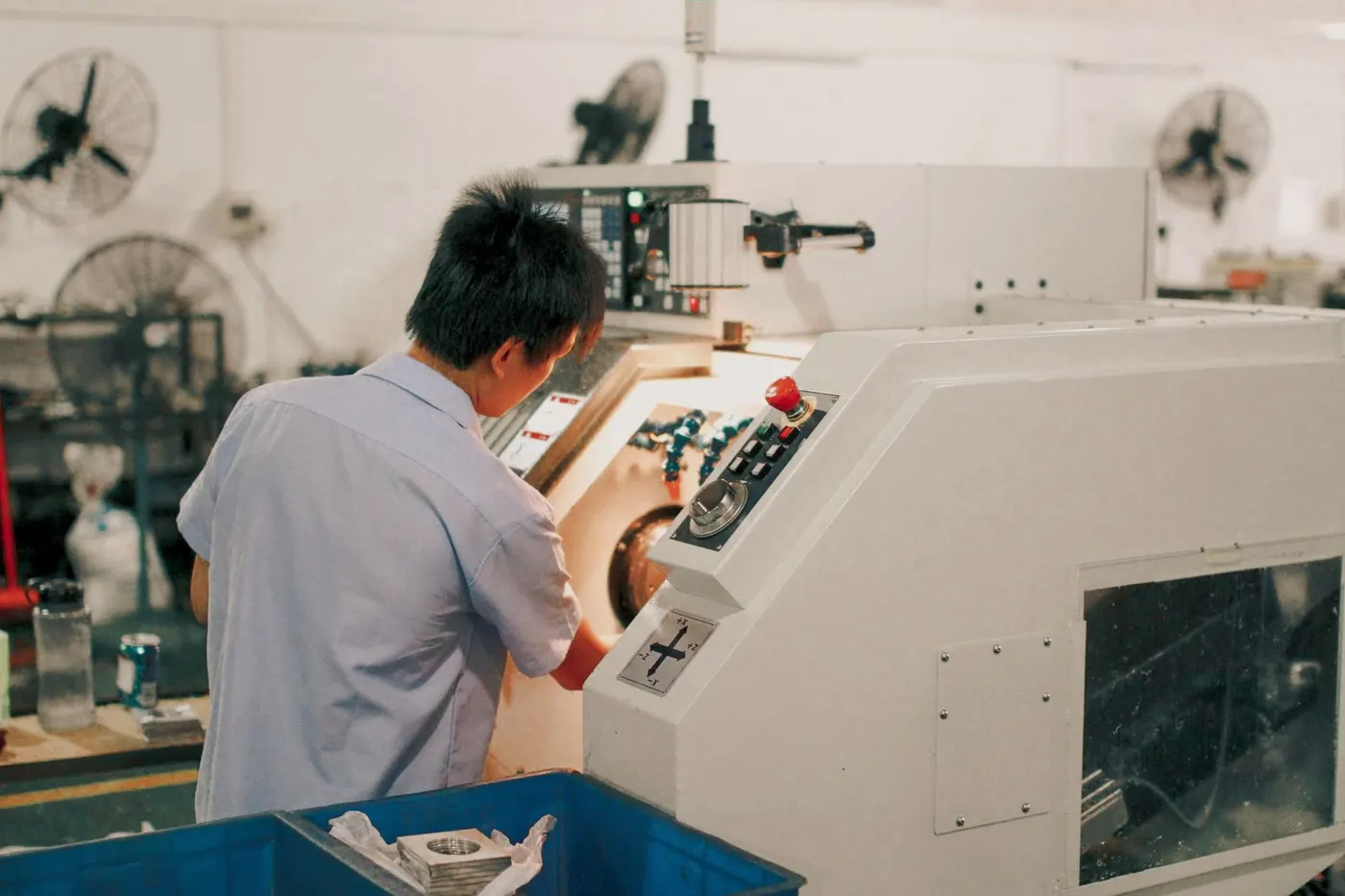 Opérateur et robot travaillant côte à côte dans un atelier industriel