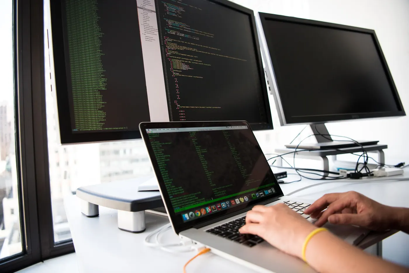 Développement d'un prototype IA dans un environnement de travail concentré.