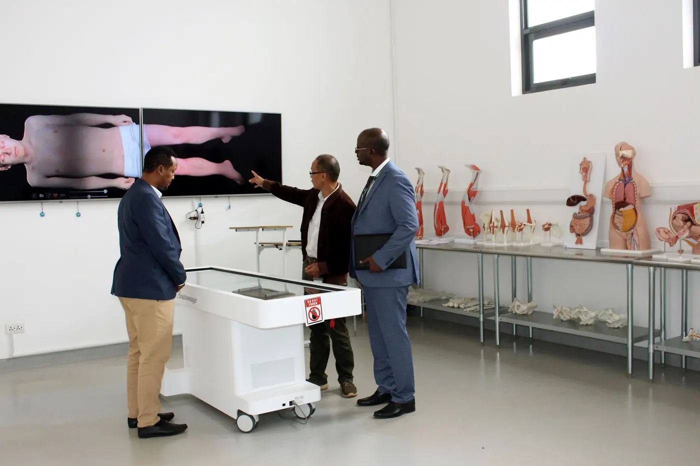 Équipe médicale planifiant l'intégration d'une nouvelle technologie.