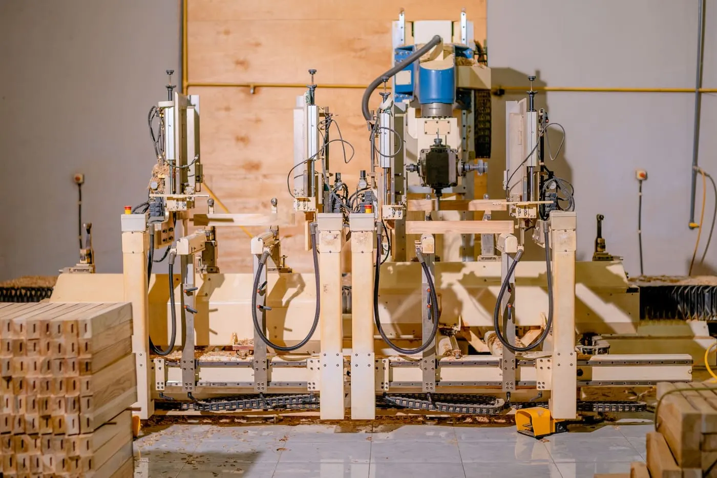 Automatisation de précision dans un atelier artisanal.