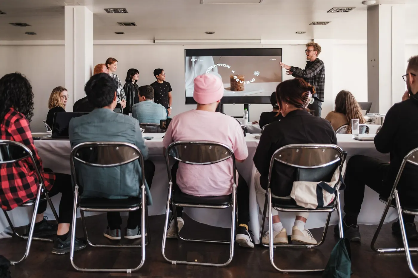 Consultant IA animant une formation à Paris.