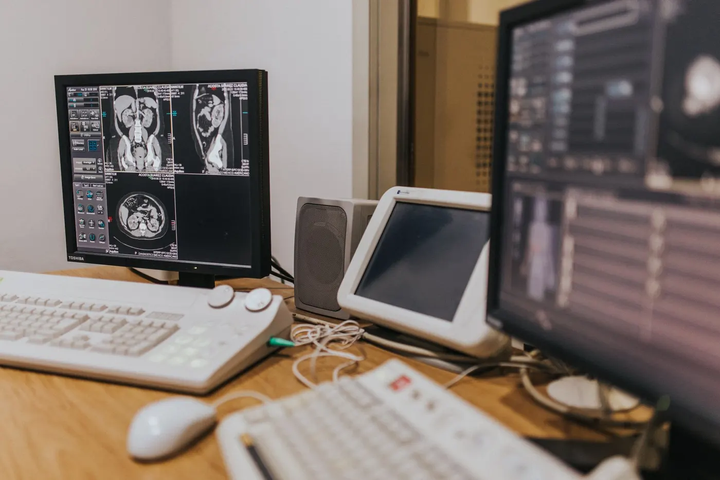 Professionnels de santé analysant un modèle cardiaque multimodal.