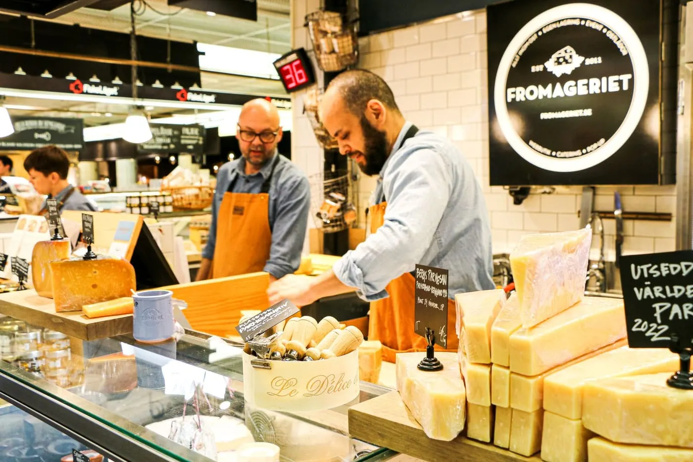 Commerçant proposant un fromage personnalisé à un client.