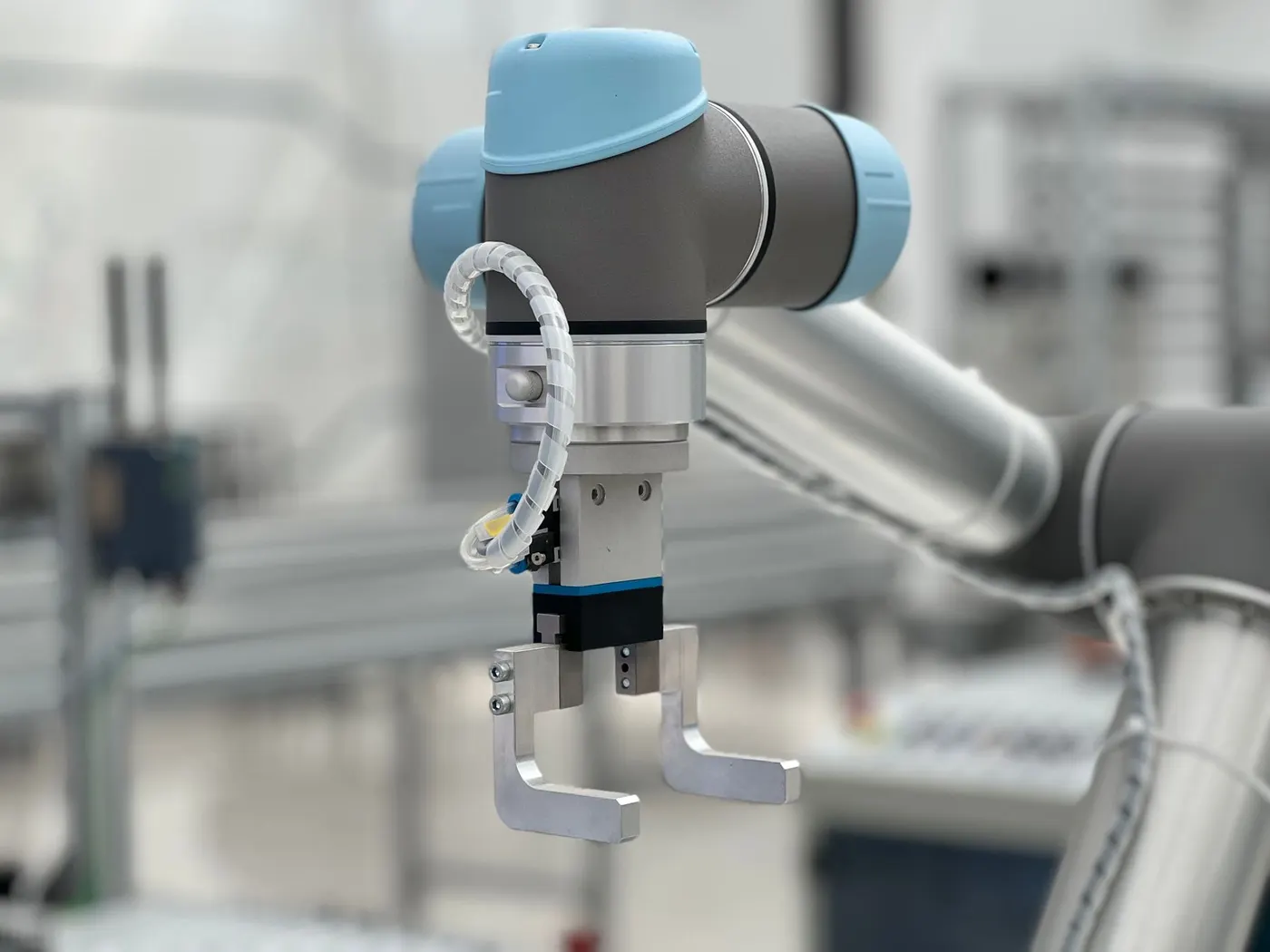 Agent IA autonome assemblant une montre de luxe.