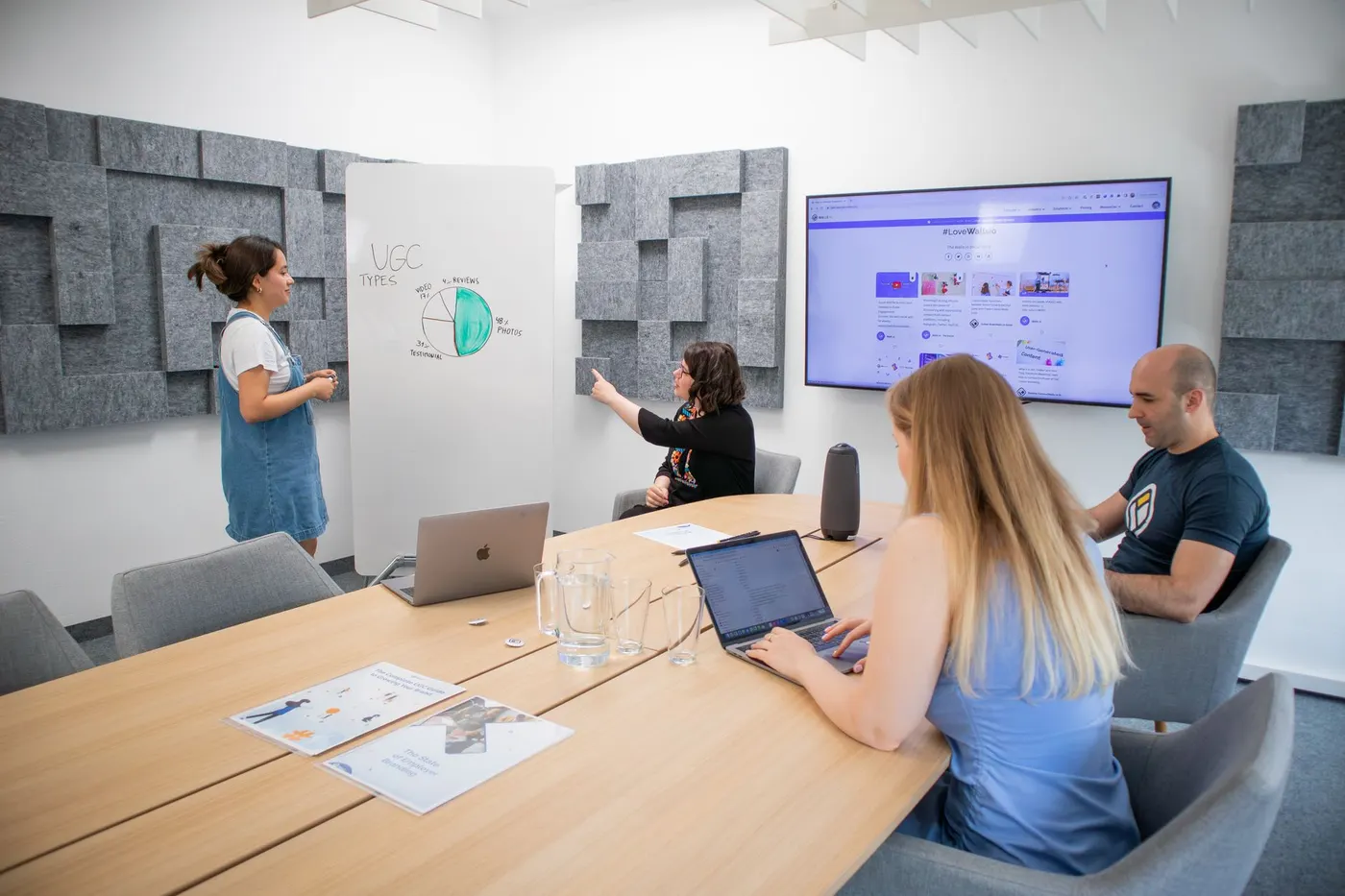 Équipe collaborant sur la stratégie d'intégration de l'IA en PME.