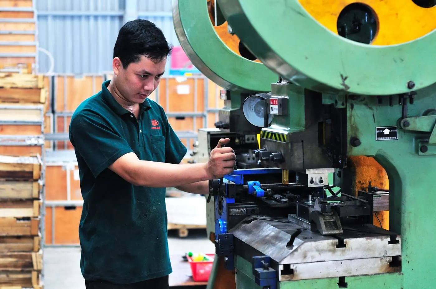 Technicien installant une caméra de vision industrielle en usine.