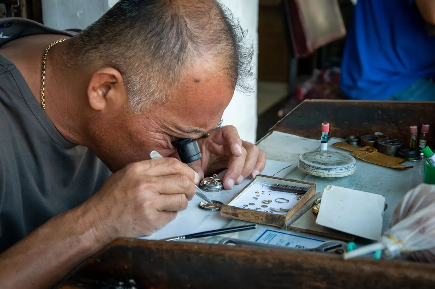 Artisan horloger assemblant une montre de précision.