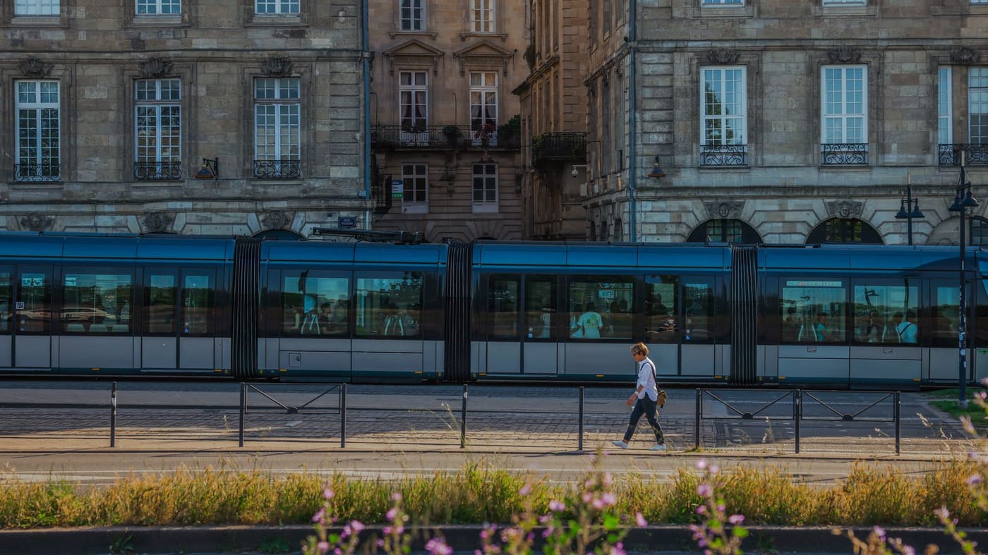 Personne à la croisée des chemins dans une rue de Bordeaux.