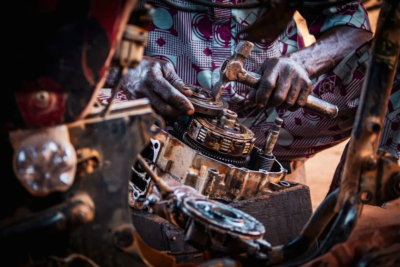 Artisan construisant un modèle mécanique complexe.