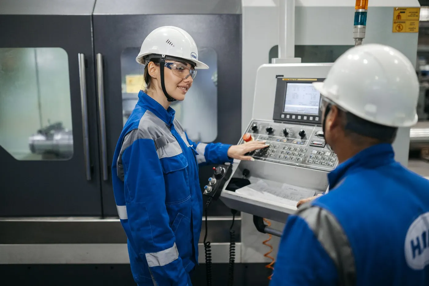 Ingénieure inspectant la salle des machines d'un train.