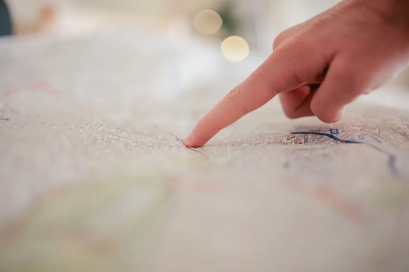 Planificateurs urbains analysant une carte de ville.