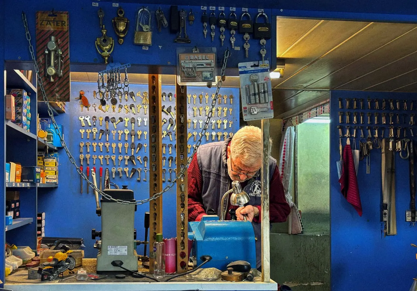 Artisan serrurier fabriquant une serrure de sécurité complexe.