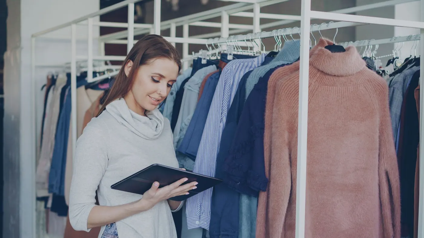 Manager analysant les tendances de vente IA dans une boutique parisienne.