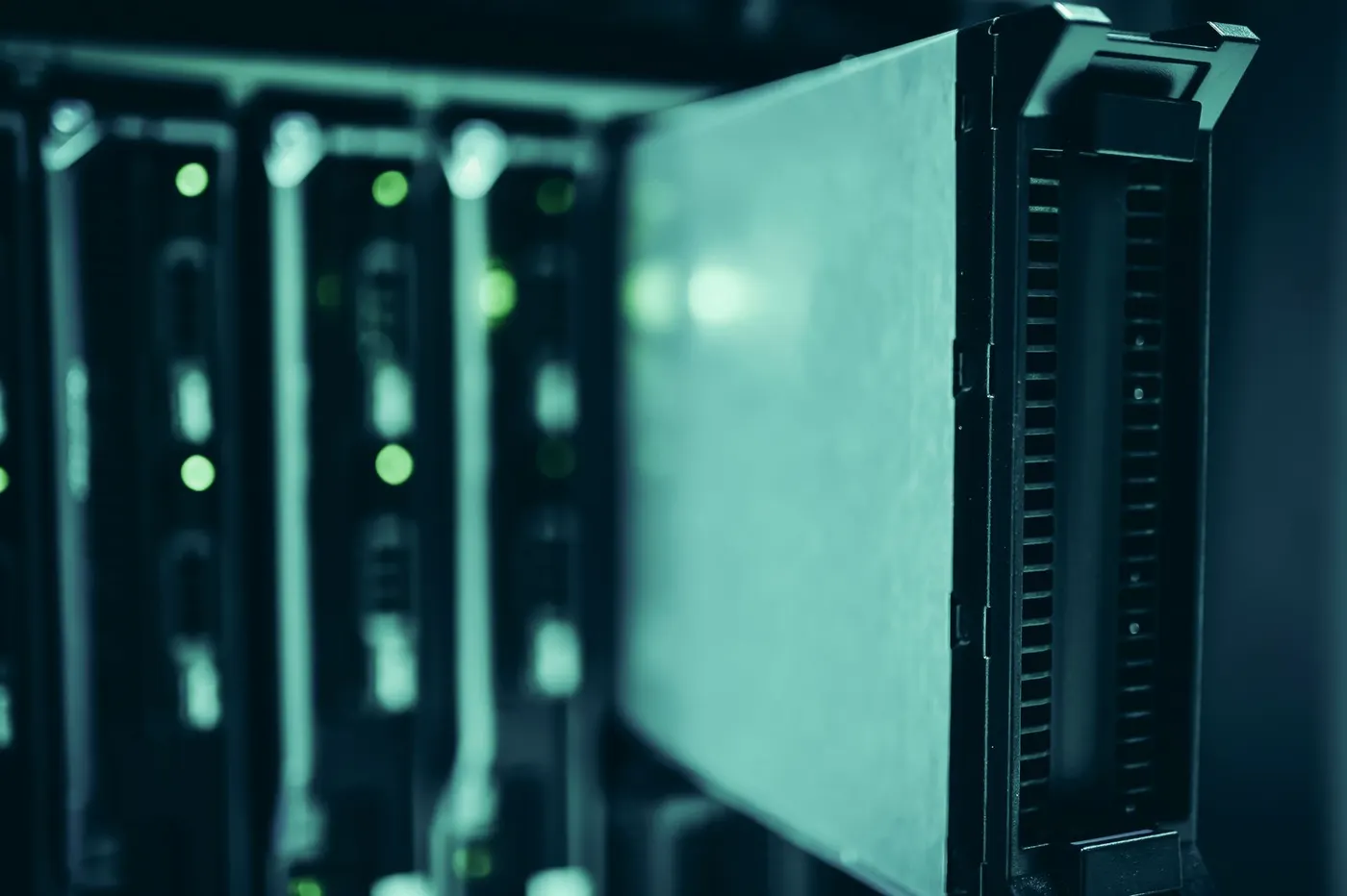 Porte de coffre-fort sécurisée dans un datacenter français.