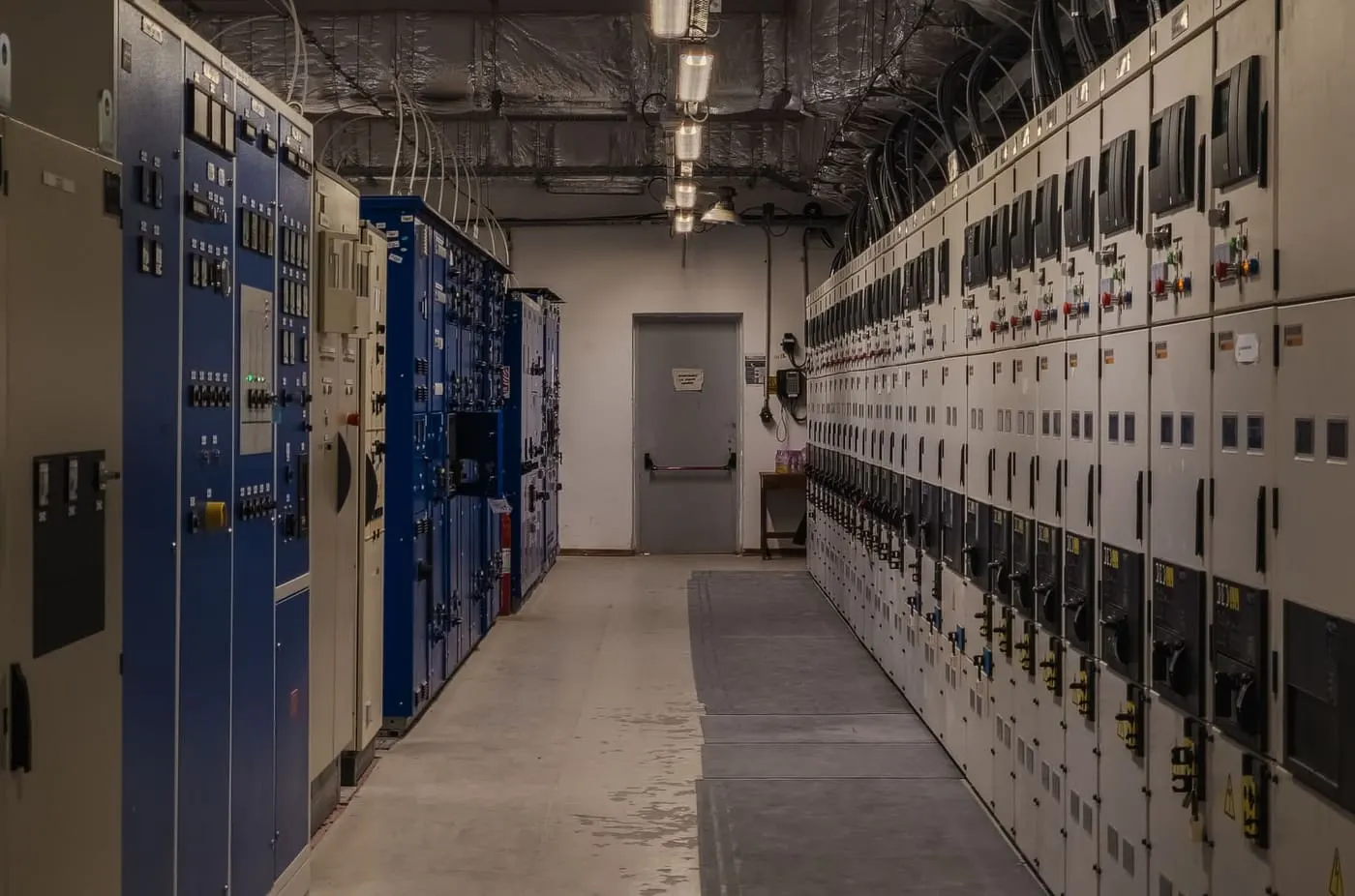 Ingénieurs optimisant un système mécanique complexe.