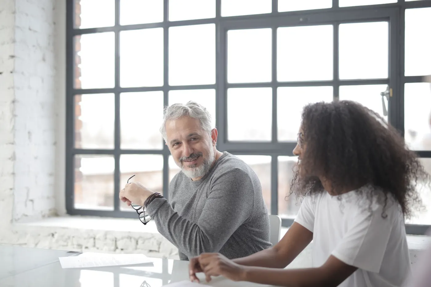 Manager en conversation de soutien avec un employé.