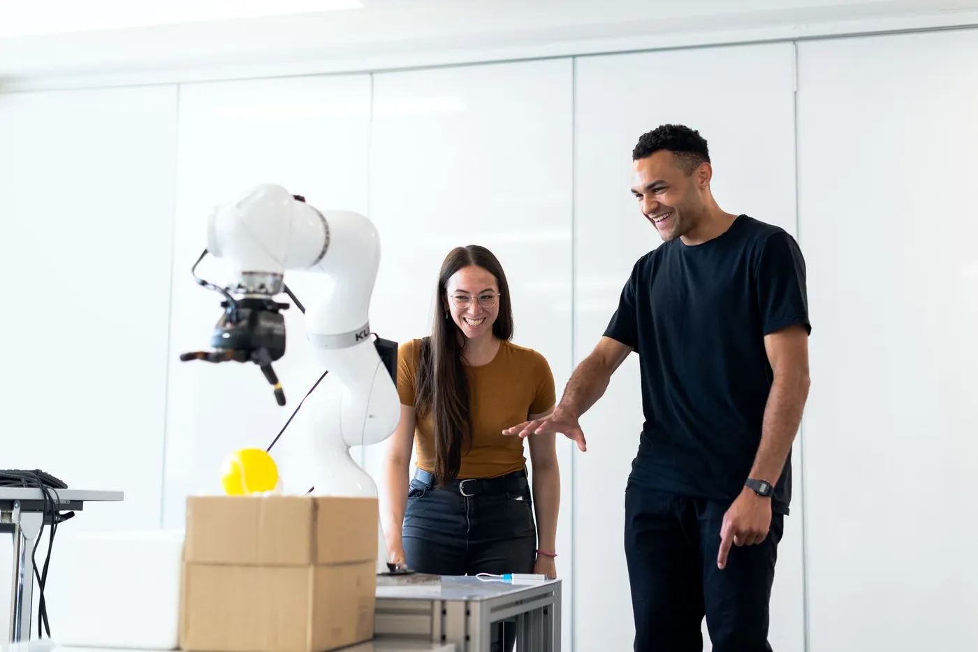 Équipe technique discutant d'un prototype robotique.