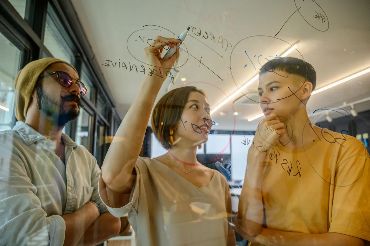 Équipe créative dans un bureau optimisé par l'IA.
