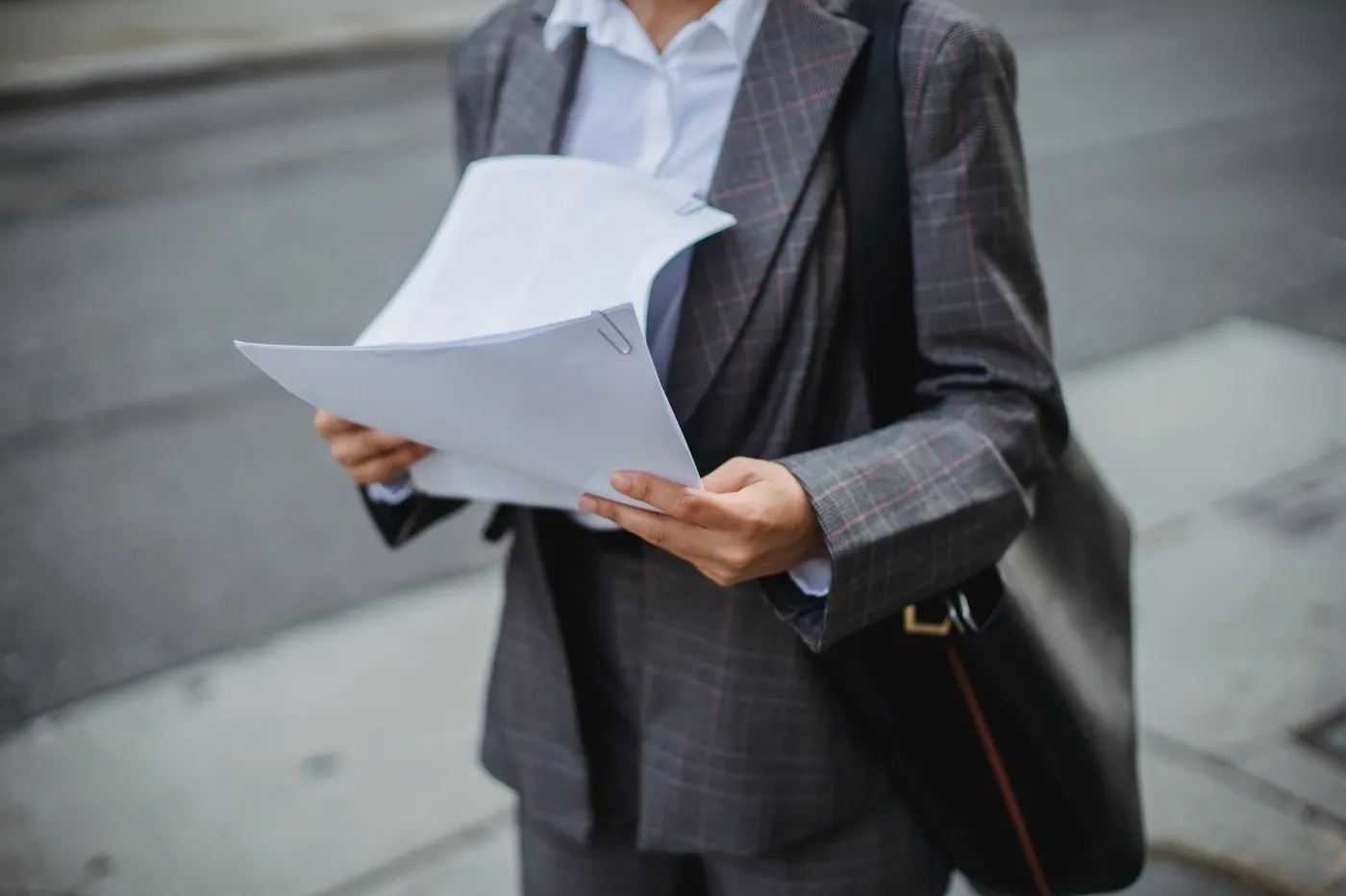 Dirigeante d'entreprise française analysant un cadre réglementaire IA.