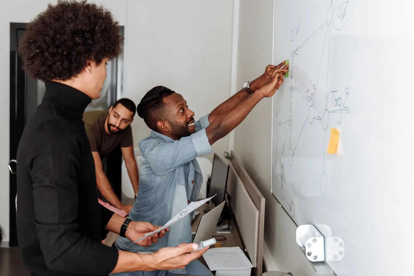 Professionnels collaborant sur un projet d'innovation à Lyon.