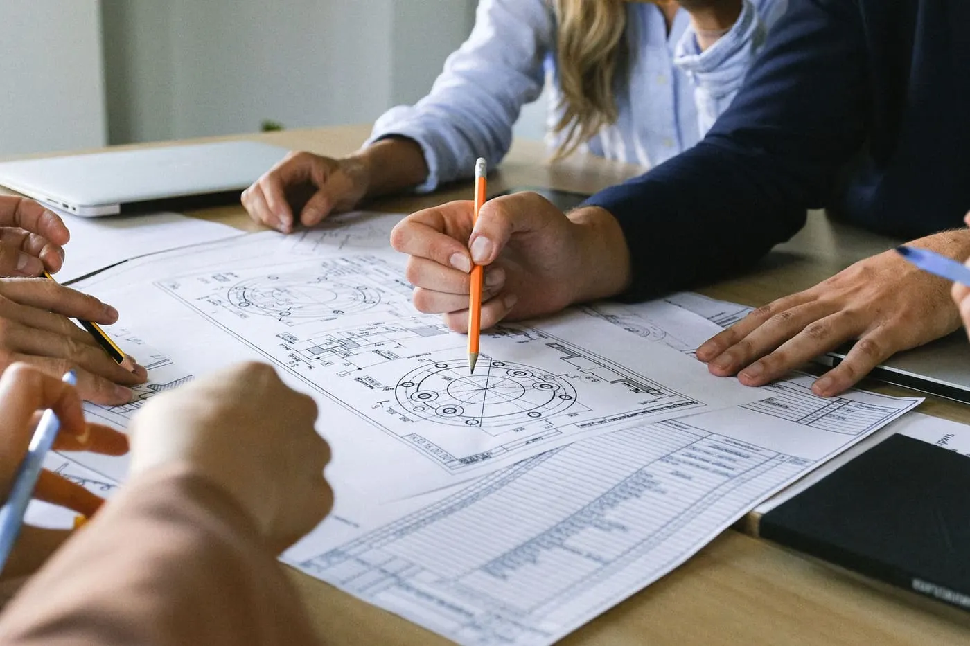 Équipe projet IA discutant autour d'un plan technique.