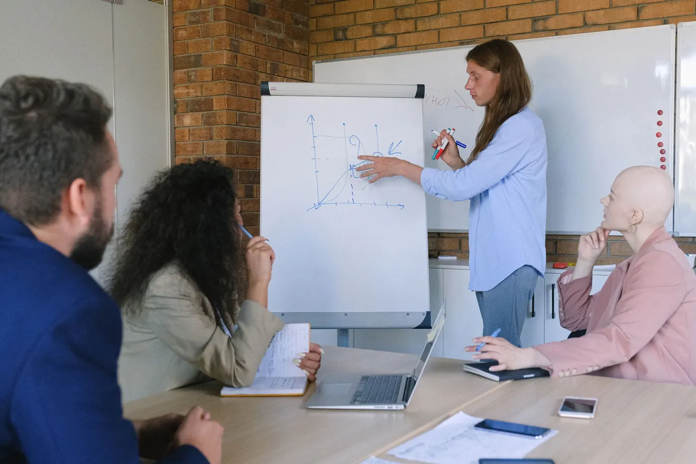 Équipe discutant d'une stratégie de formation IA à Paris.