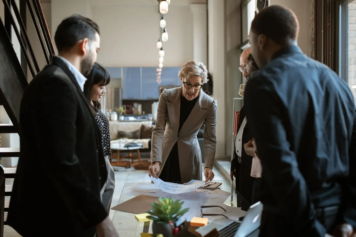 Dirigeants de PME planifiant une stratégie d'entreprise.