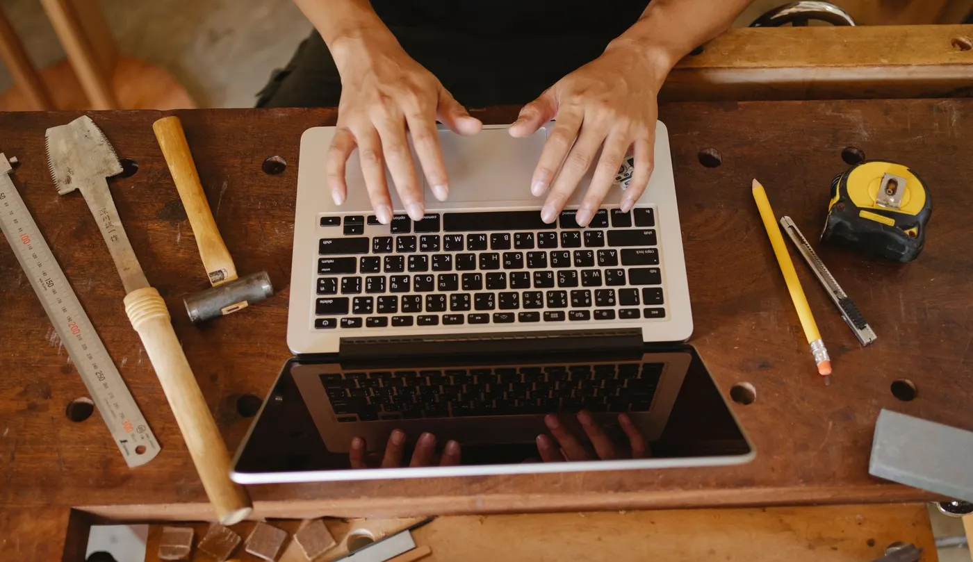 Agent IA optimisant un atelier artisanal français.