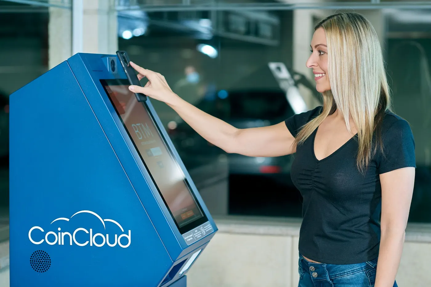 Client interagissant avec un kiosque intelligent dans une boutique.