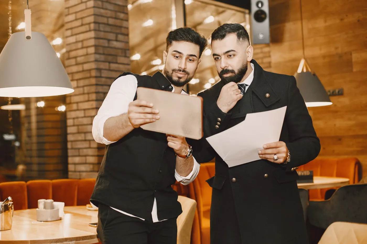 Gérant de restaurant organisant des fiches de retours clients.