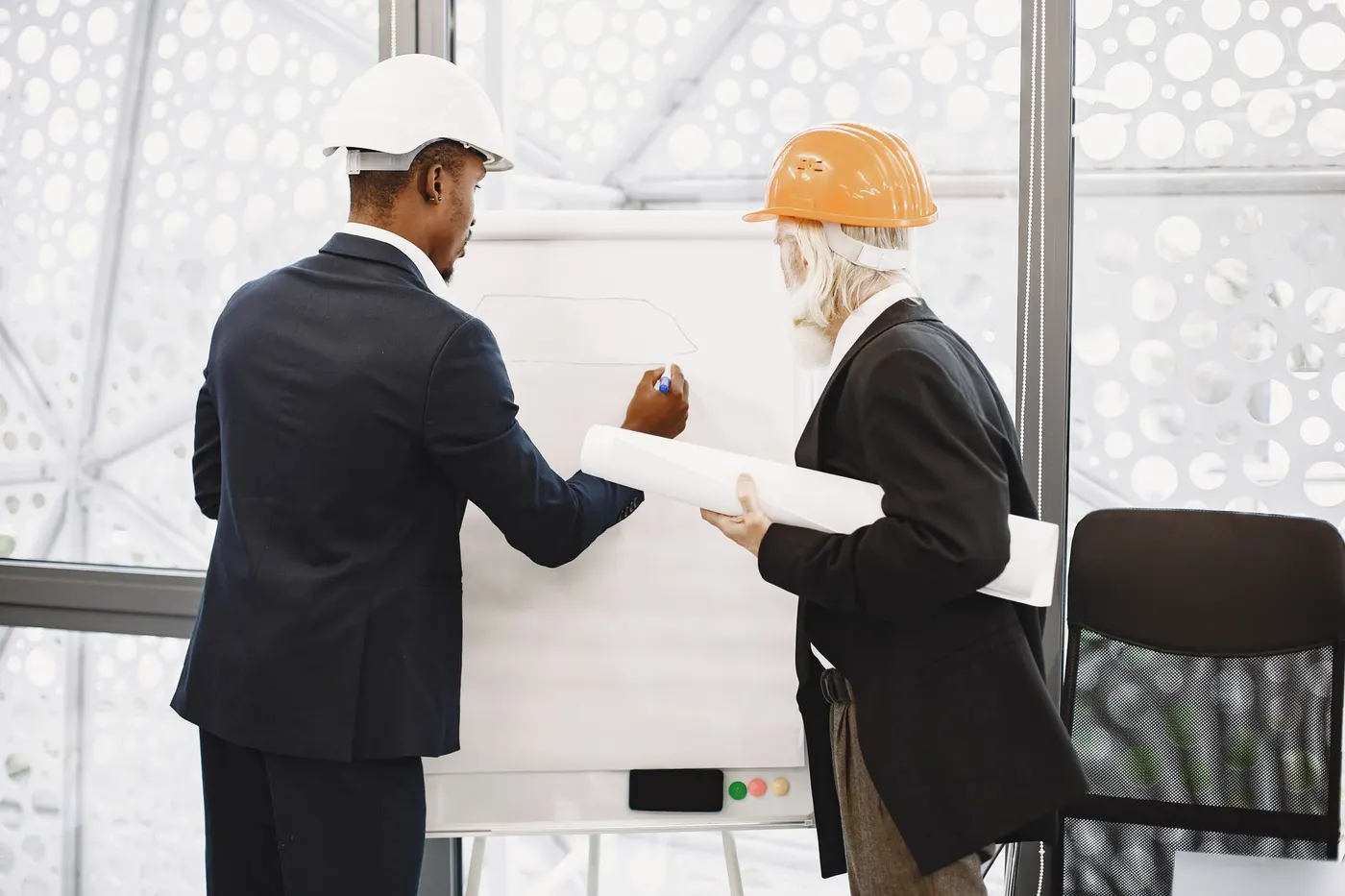 Artisan traduisant un plan en solution technique.