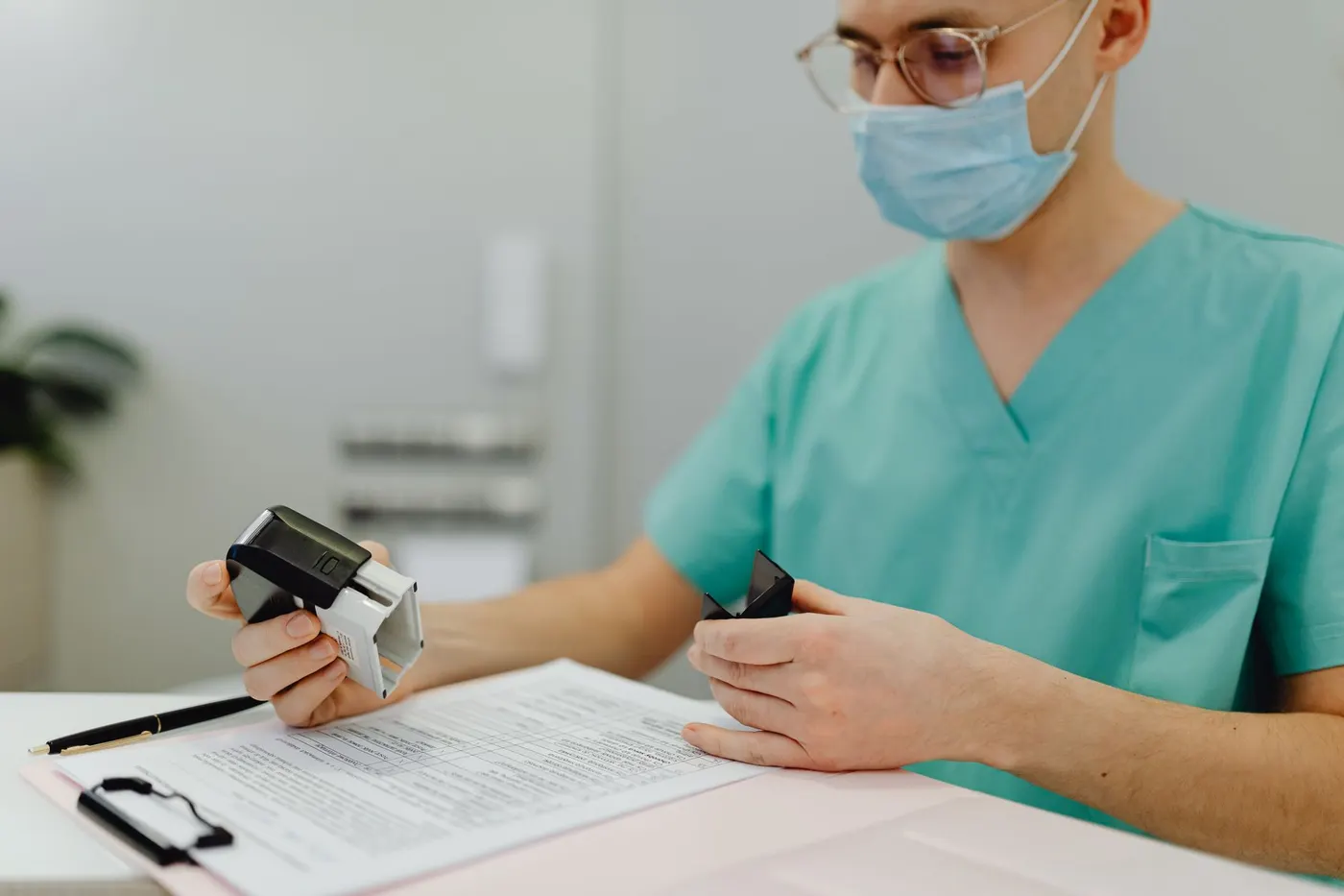 Professionnel de santé examinant un dossier réglementaire.