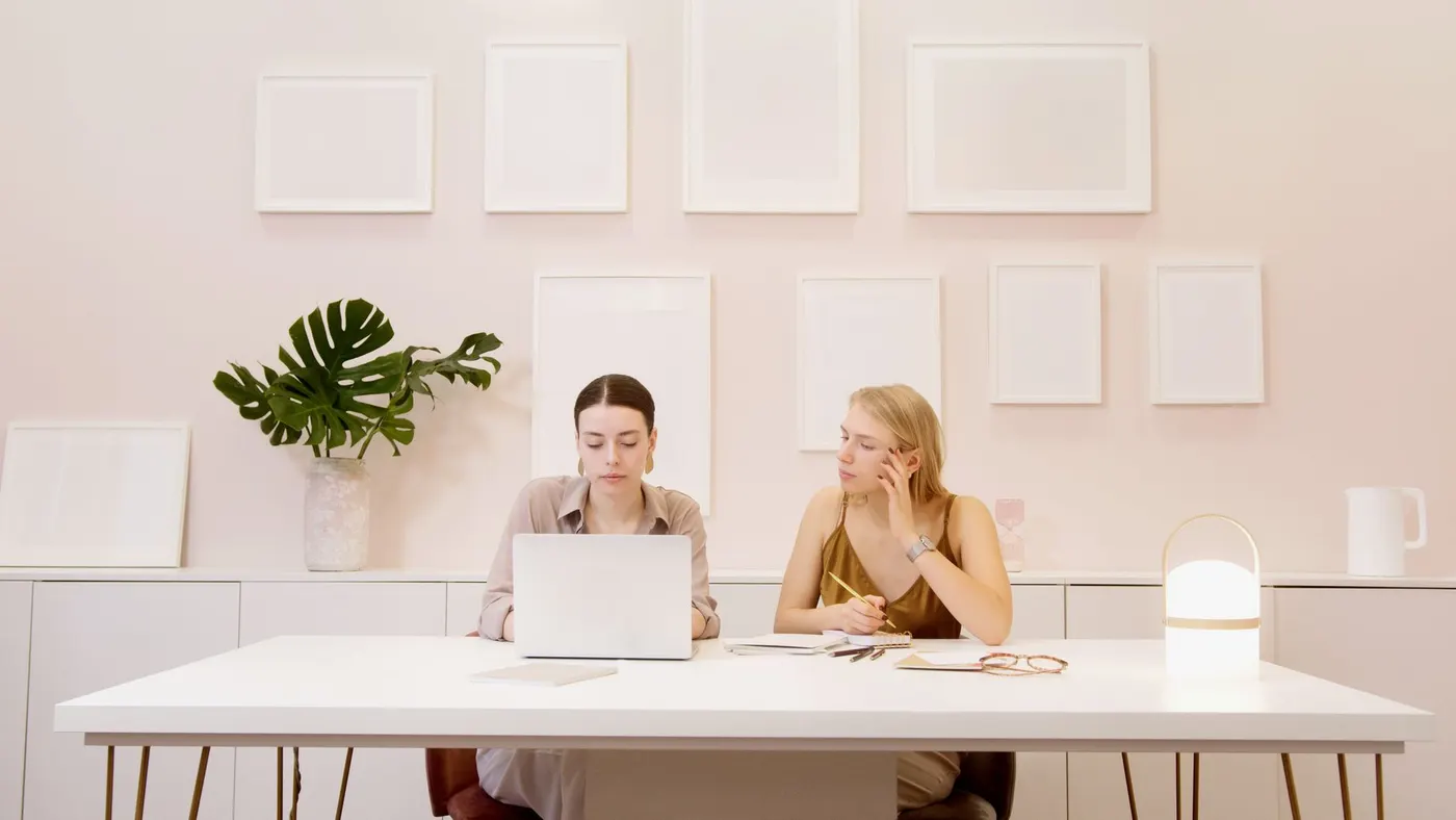 Groupe d'entrepreneurs en collaboration dans un bureau parisien.