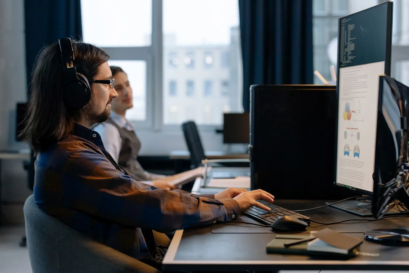 Ingénieurs assemblant un dispositif technologique sur mesure.