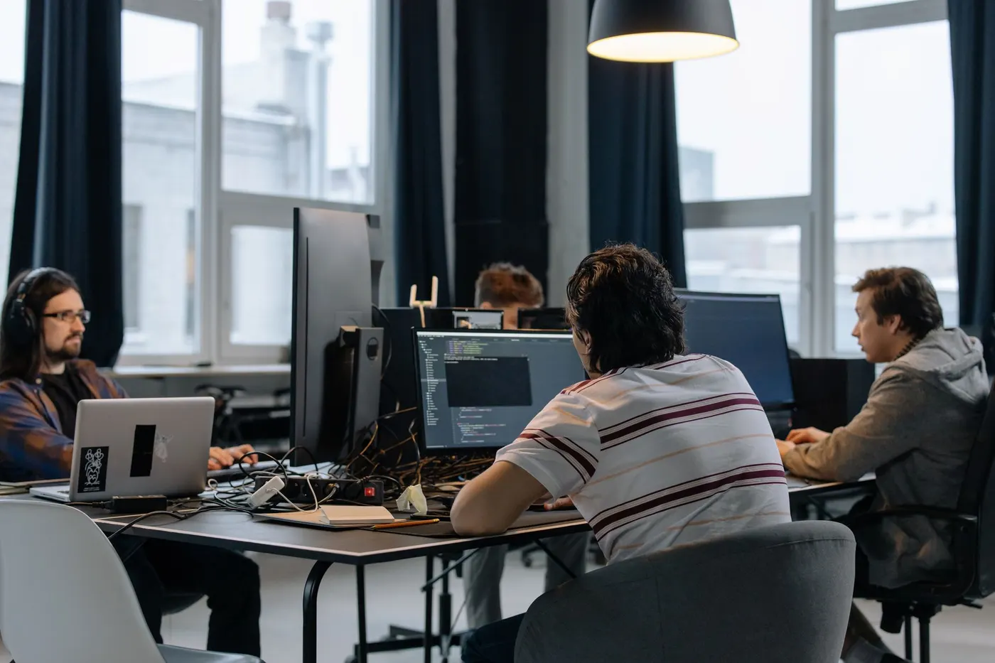 Équipe d'ingénieurs IA collaborant dans un hub technologique parisien.