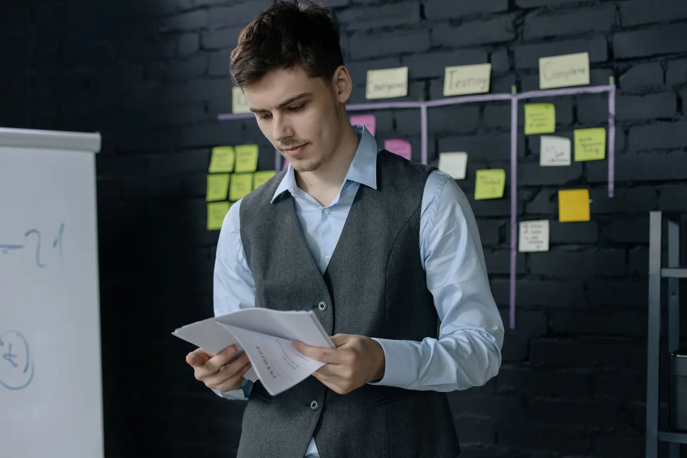 Un manager en train d’examiner des documents sur l’automatisation des processus de travail.