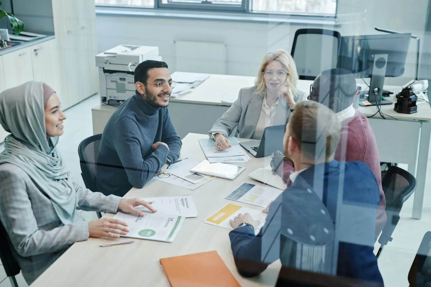 Équipe discutant d'un plan directeur informatique.