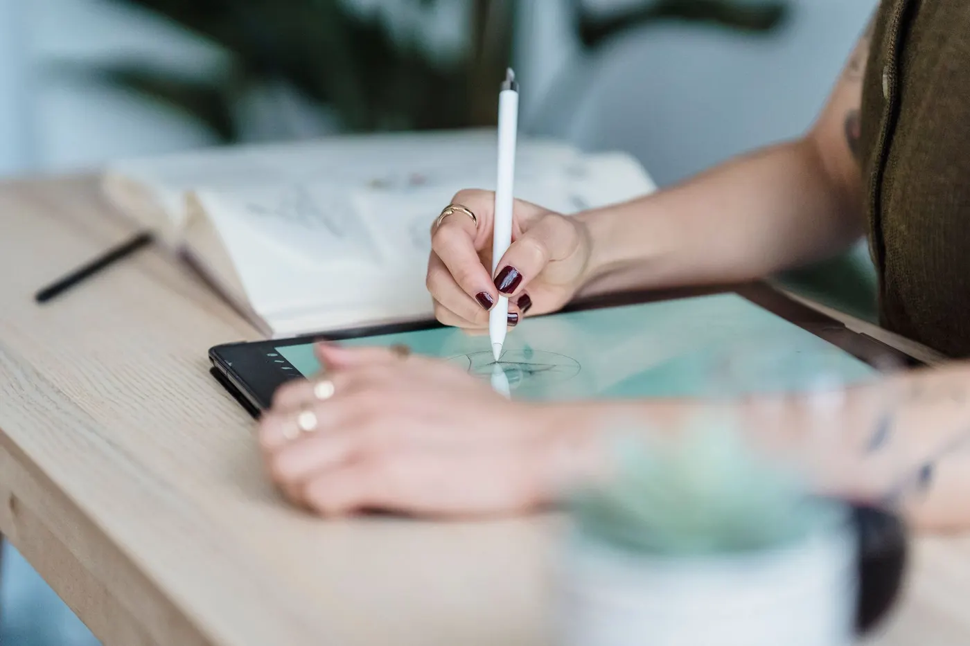Atelier de designer avec croquis et matériaux.